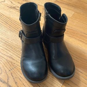 Girl’s buckle boots